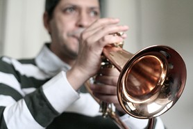 Tarik AÏNOUCHE, professeur de trompette, saxophone, clarinette et trombone au Conservatoire International de Musique PARIS 16
